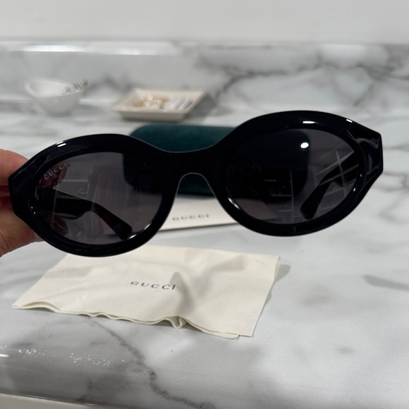 Gucci Black Oval Women's Sunglasses - Picture 2 of 9